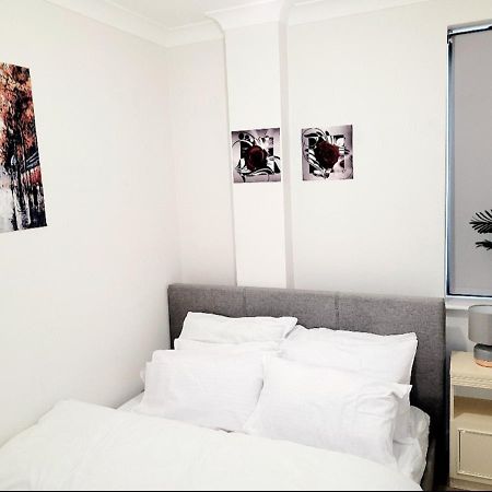 2 Bedroom Apt With 2 Comfortable King Size Beds, Free Private Parking, Easy Access To London West Byfleet Екстериор снимка