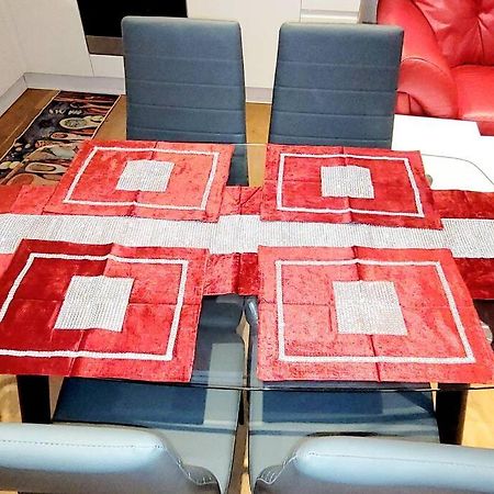 2 Bedroom Apt With 2 Comfortable King Size Beds, Free Private Parking, Easy Access To London West Byfleet Екстериор снимка