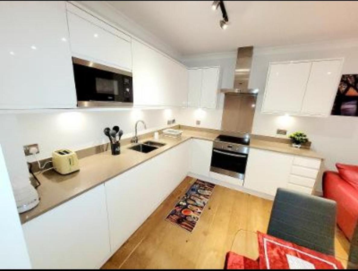 2 Bedroom Apt With 2 Comfortable King Size Beds, Free Private Parking, Easy Access To London West Byfleet Екстериор снимка