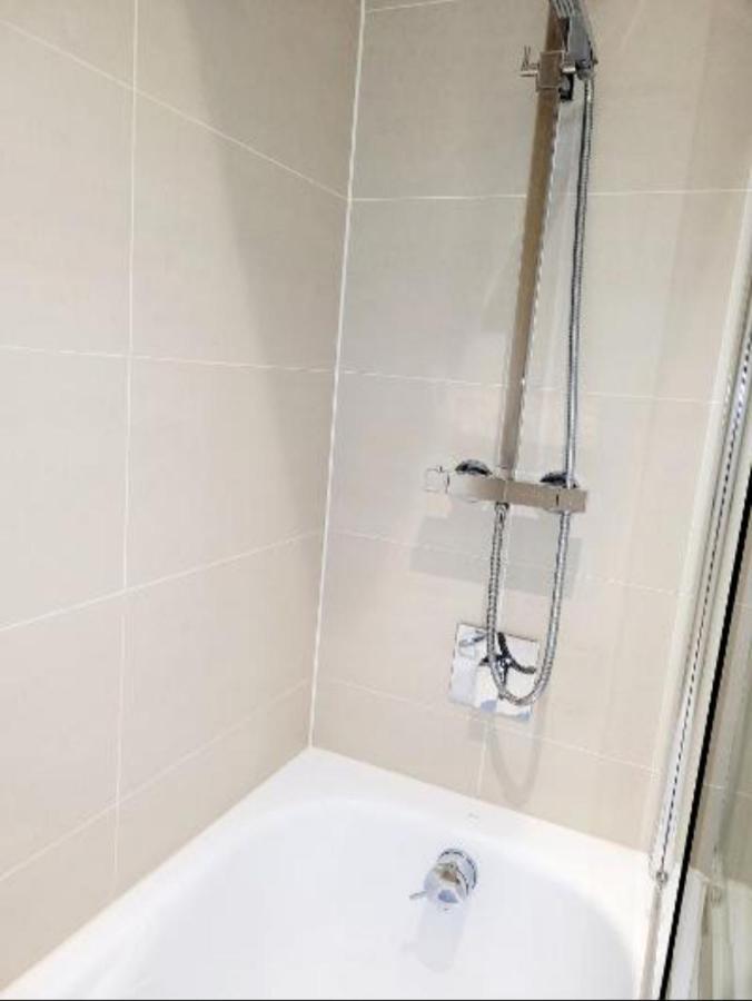 2 Bedroom Apt With 2 Comfortable King Size Beds, Free Private Parking, Easy Access To London West Byfleet Екстериор снимка