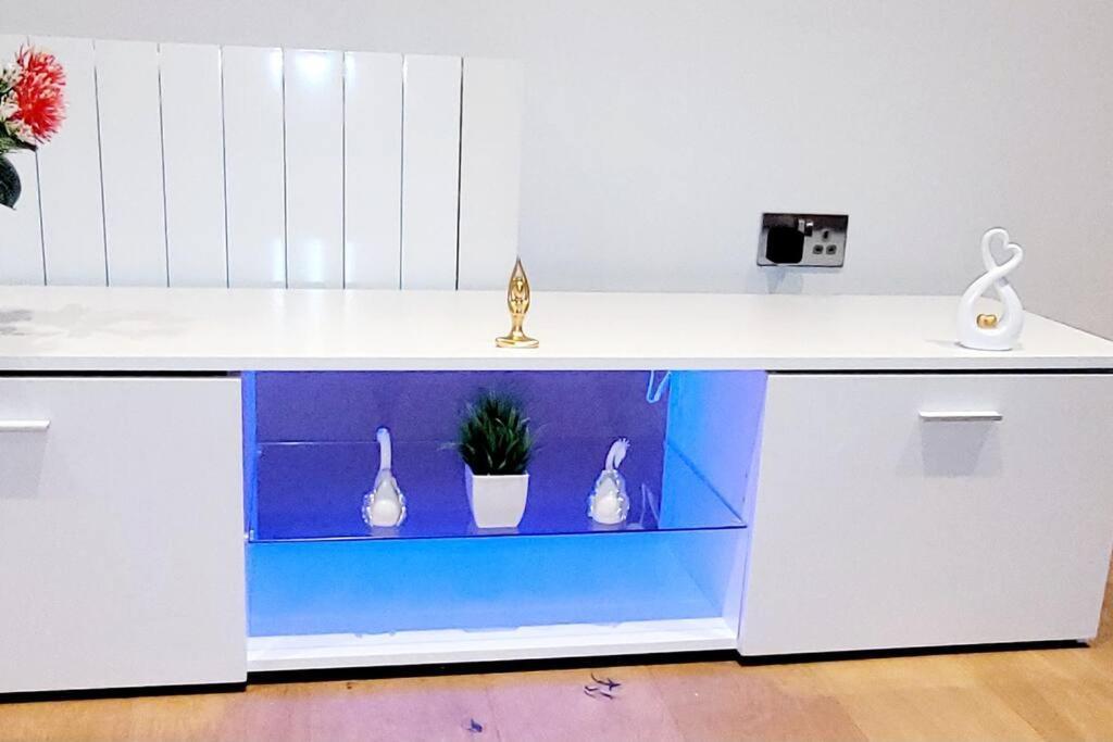 2 Bedroom Apt With 2 Comfortable King Size Beds, Free Private Parking, Easy Access To London West Byfleet Екстериор снимка