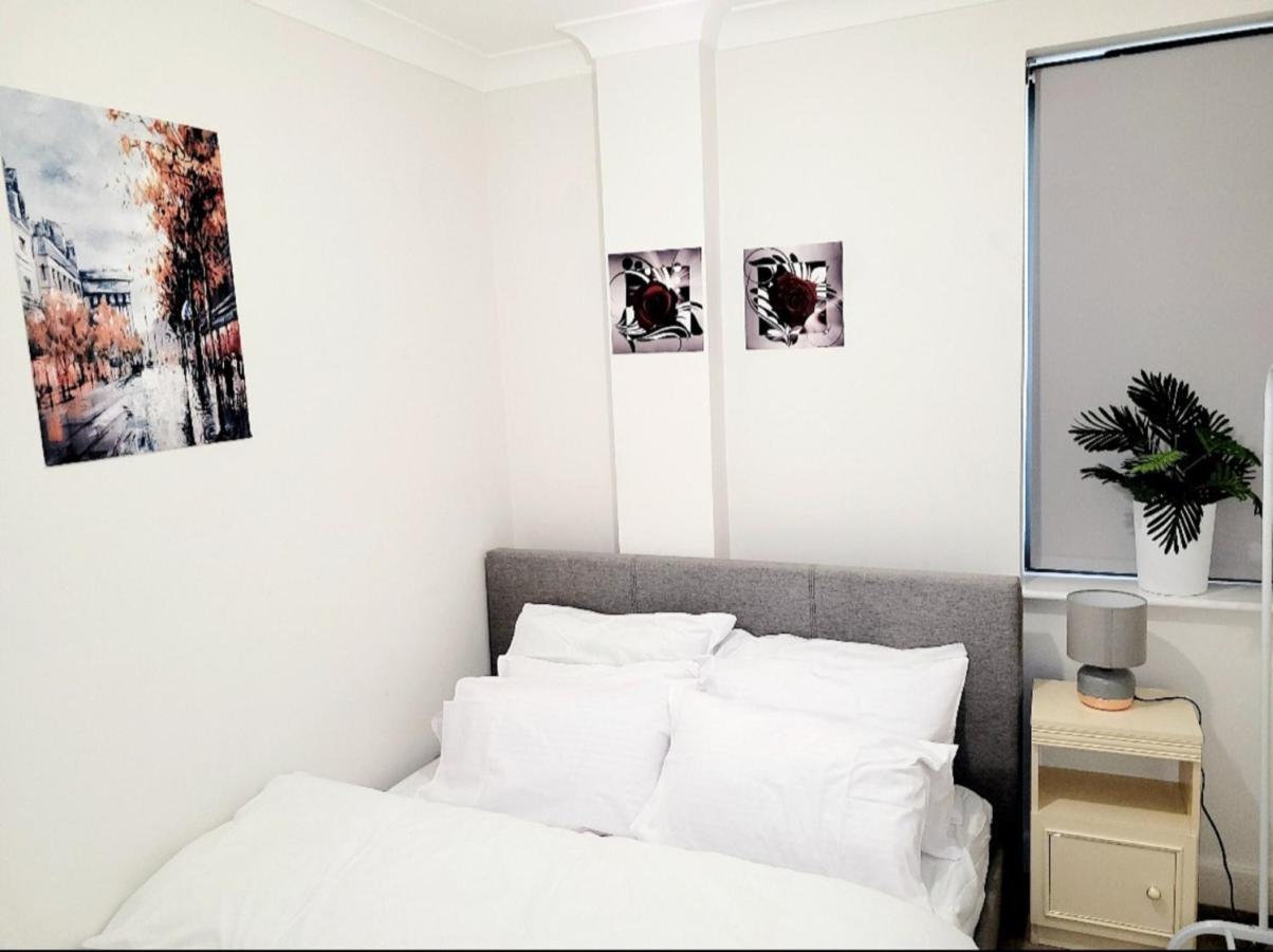 2 Bedroom Apt With 2 Comfortable King Size Beds, Free Private Parking, Easy Access To London West Byfleet Екстериор снимка