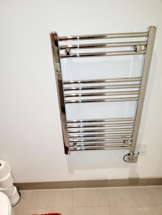 2 Bedroom Apt With 2 Comfortable King Size Beds, Free Private Parking, Easy Access To London West Byfleet Екстериор снимка
