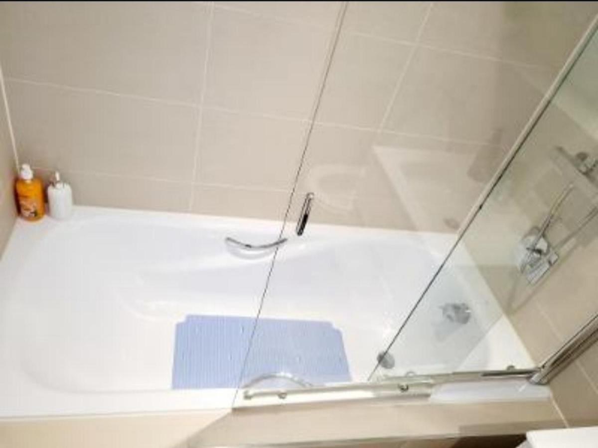 2 Bedroom Apt With 2 Comfortable King Size Beds, Free Private Parking, Easy Access To London West Byfleet Екстериор снимка