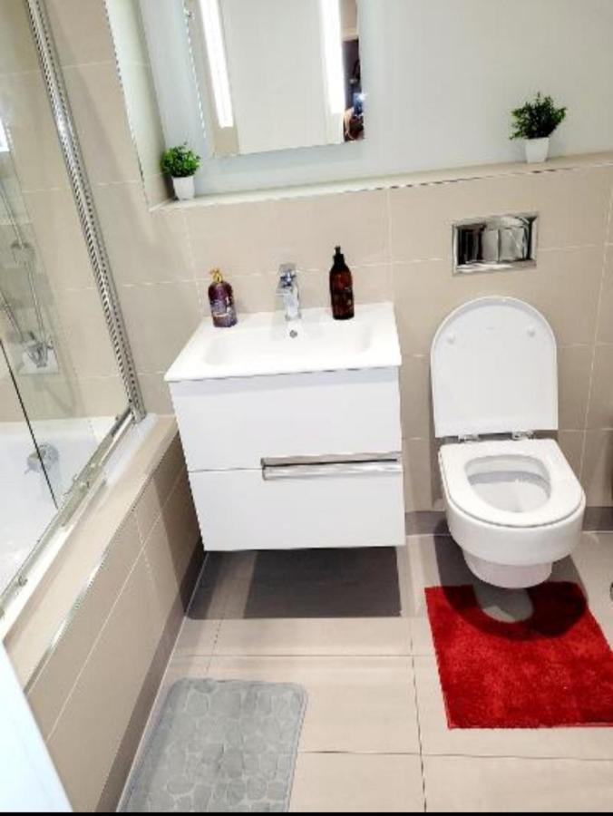 2 Bedroom Apt With 2 Comfortable King Size Beds, Free Private Parking, Easy Access To London West Byfleet Екстериор снимка