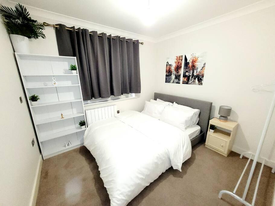 2 Bedroom Apt With 2 Comfortable King Size Beds, Free Private Parking, Easy Access To London West Byfleet Екстериор снимка