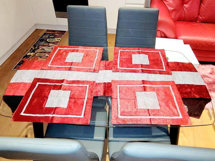 2 Bedroom Apt With 2 Comfortable King Size Beds, Free Private Parking, Easy Access To London West Byfleet Екстериор снимка